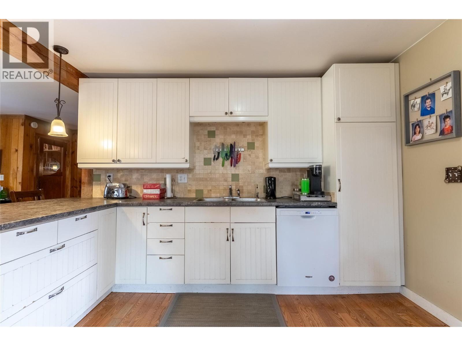 1556 Chasm Road, Clinton, BC - Indoor Photo Showing Kitchen