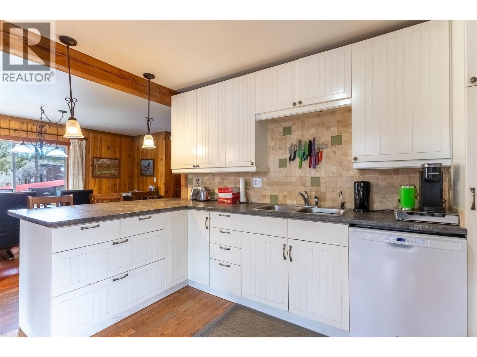 1556 Chasm Road, Clinton, BC - Indoor Photo Showing Kitchen With Double Sink