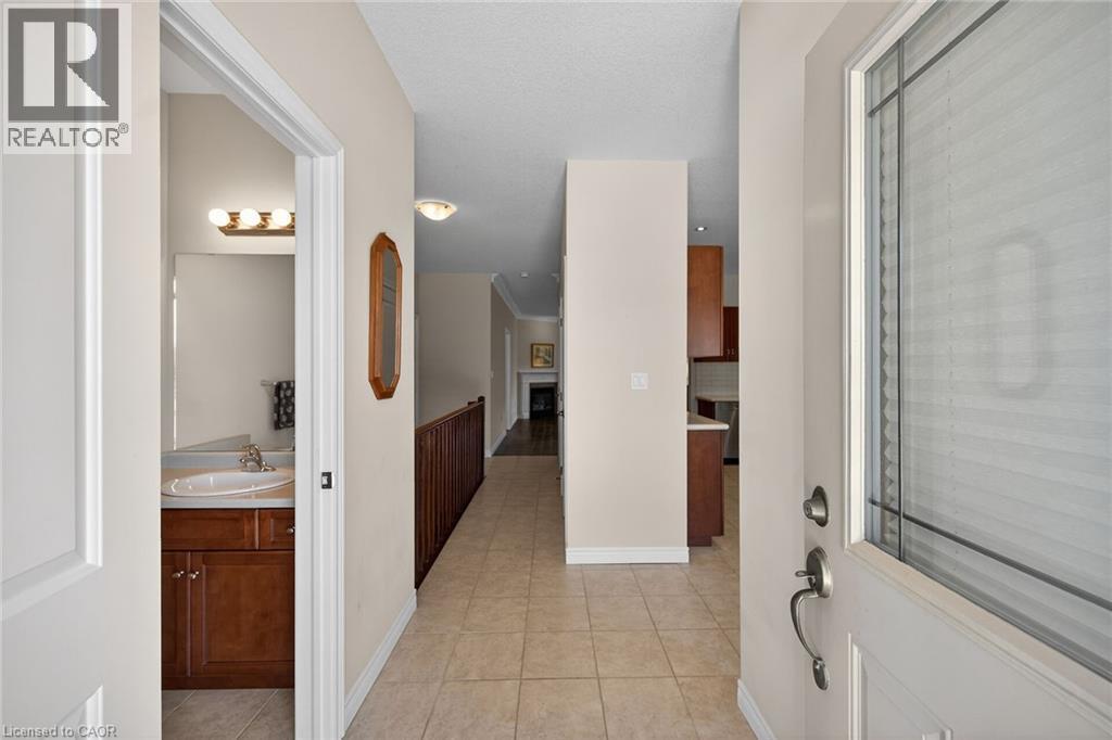 18 Ecker Lane, Hamilton, ON - Indoor Photo Showing Bathroom
