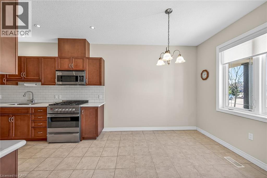 18 Ecker Lane, Hamilton, ON - Indoor Photo Showing Kitchen