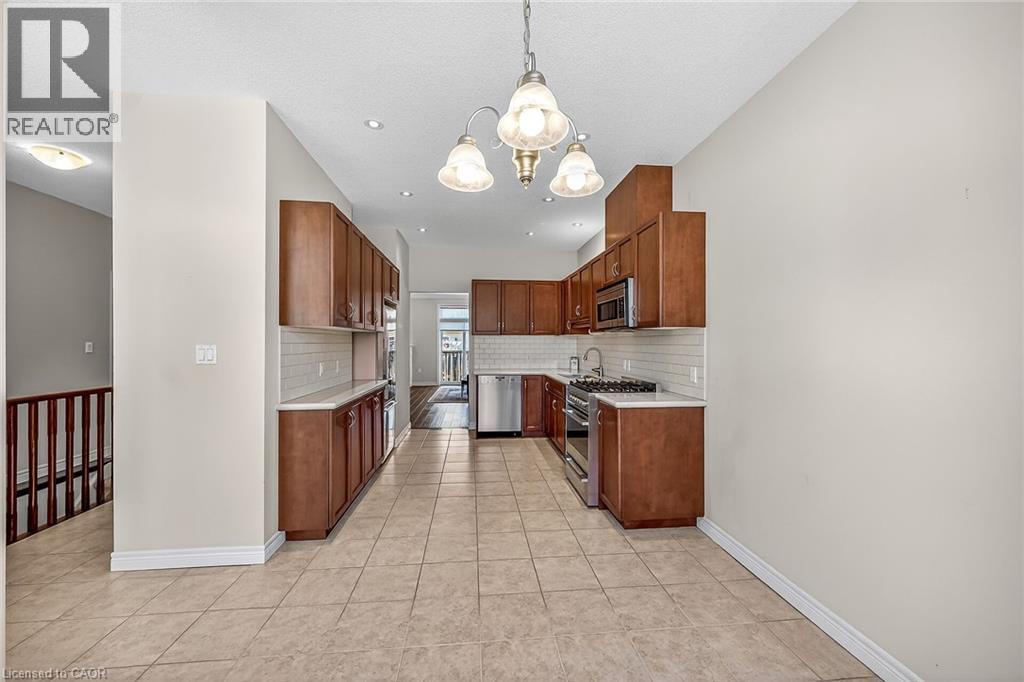 18 Ecker Lane, Hamilton, ON - Indoor Photo Showing Kitchen