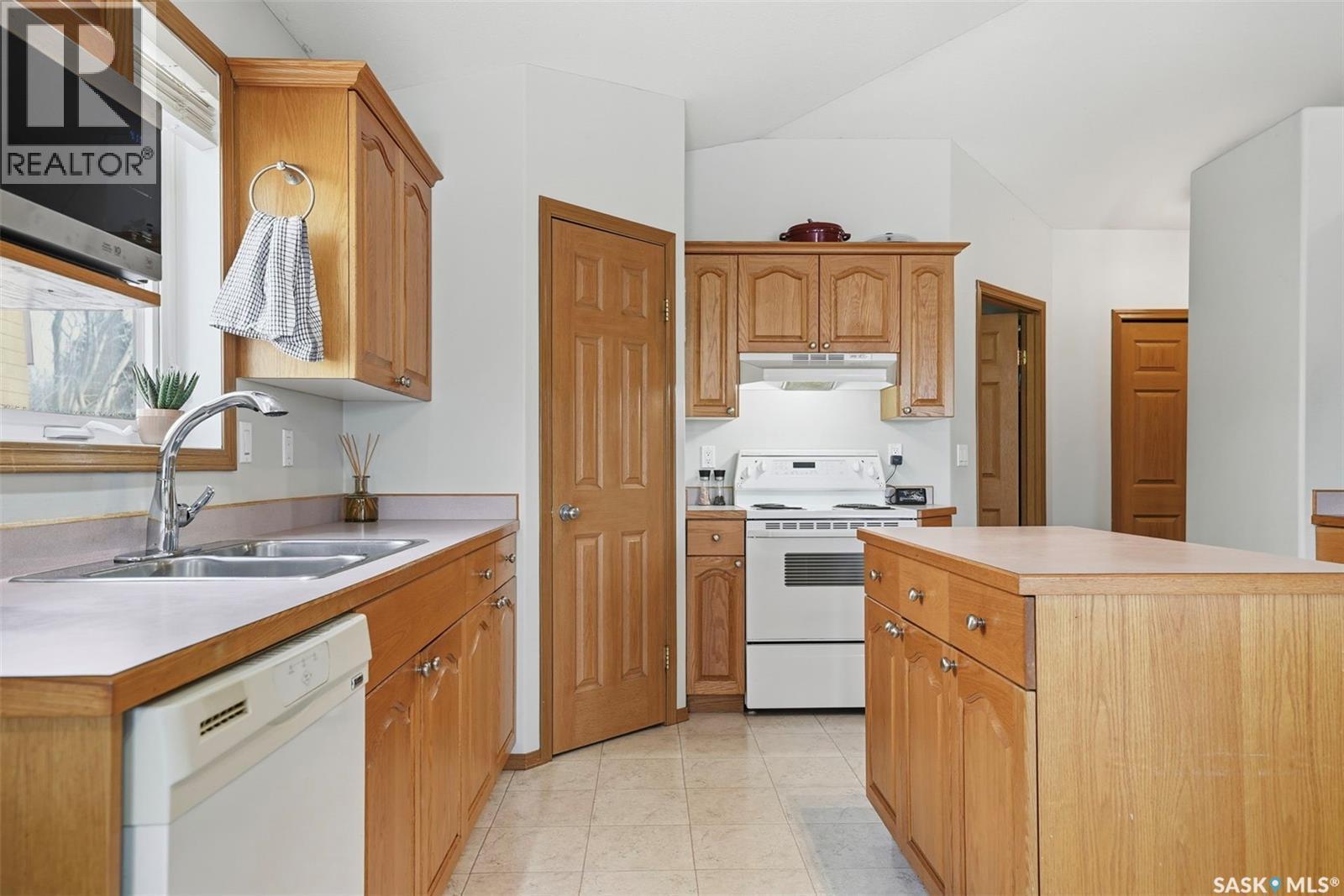 11 Columbia Drive, Saskatoon, SK - Indoor Photo Showing Kitchen With Double Sink