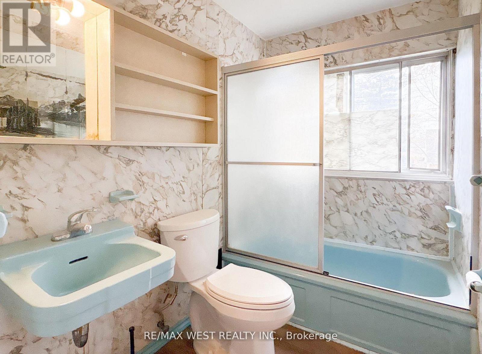 32 Broadleaf Road, Toronto, ON - Indoor Photo Showing Bathroom
