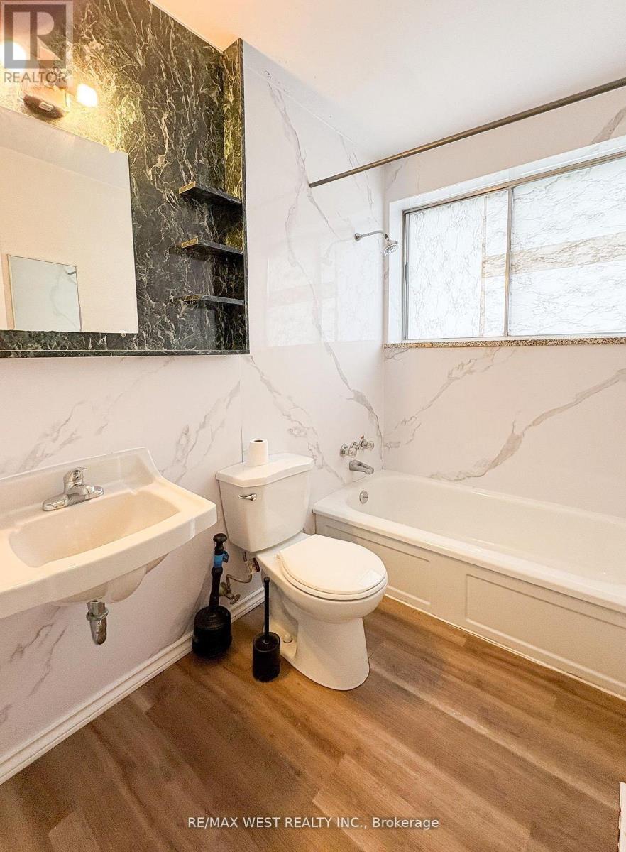 32 Broadleaf Road, Toronto, ON - Indoor Photo Showing Bathroom