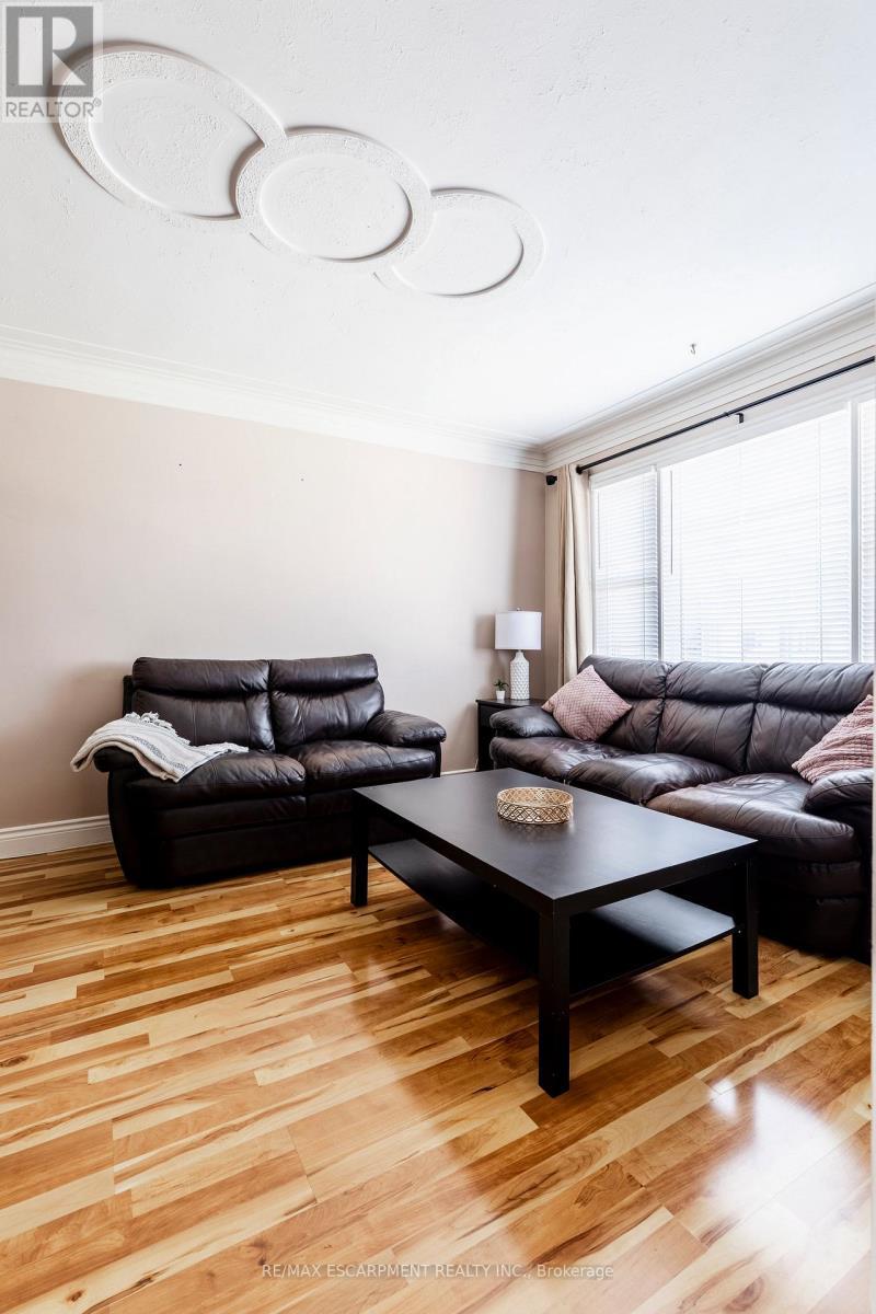 118 Julian Avenue, Hamilton, ON - Indoor Photo Showing Living Room
