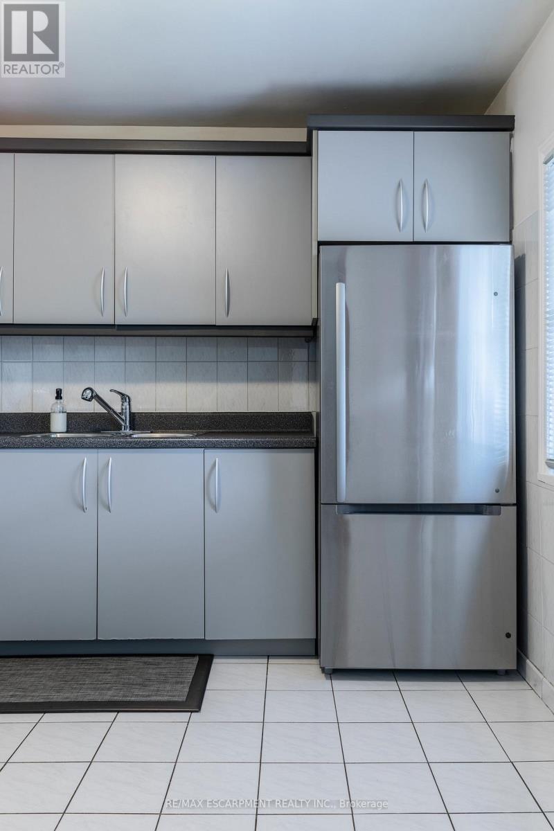 118 Julian Avenue, Hamilton, ON - Indoor Photo Showing Kitchen