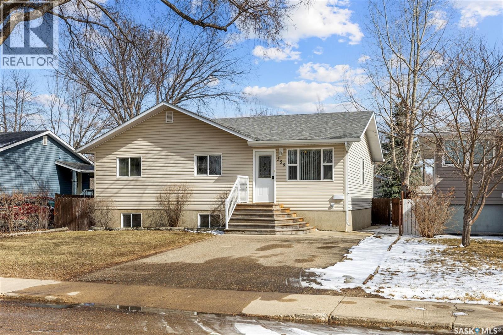 359 4Th Avenue Se, Swift Current, SK - Outdoor