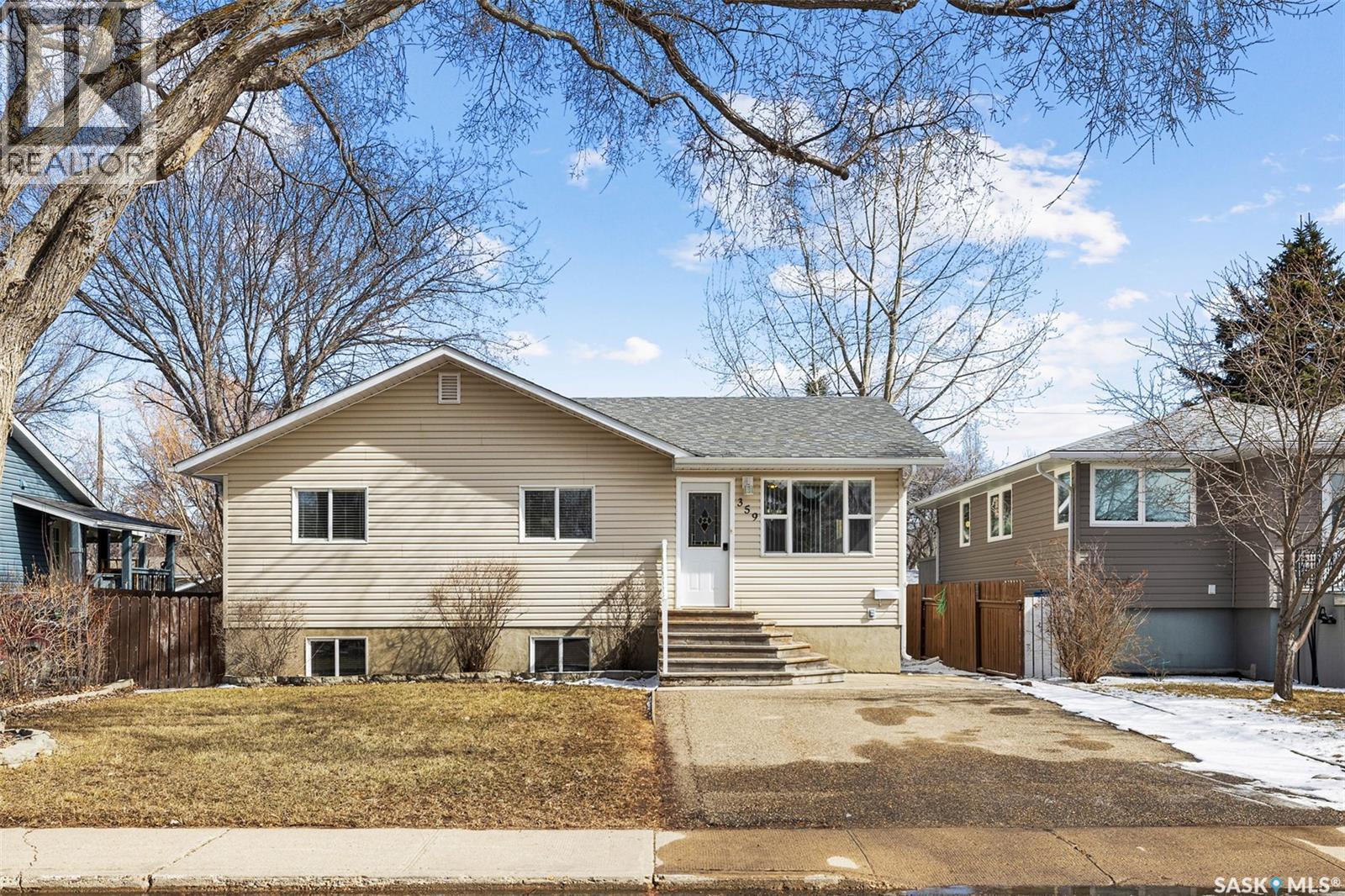 359 4Th Avenue Se, Swift Current, SK - Outdoor