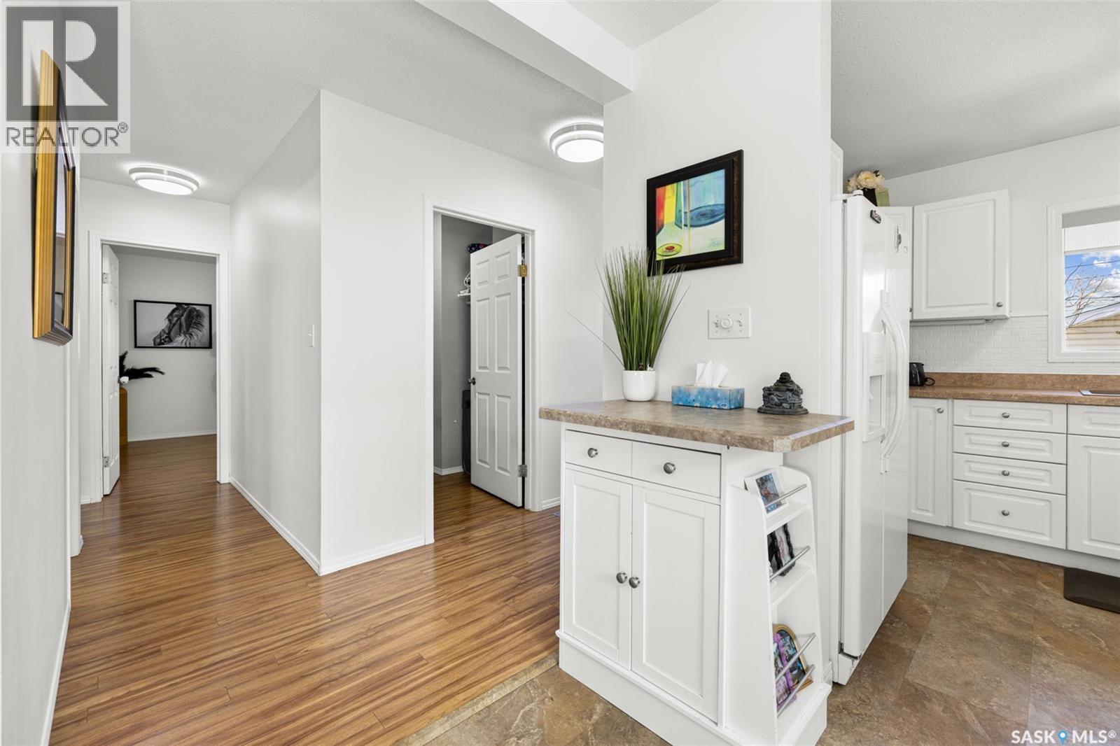 359 4Th Avenue Se, Swift Current, SK - Indoor Photo Showing Kitchen