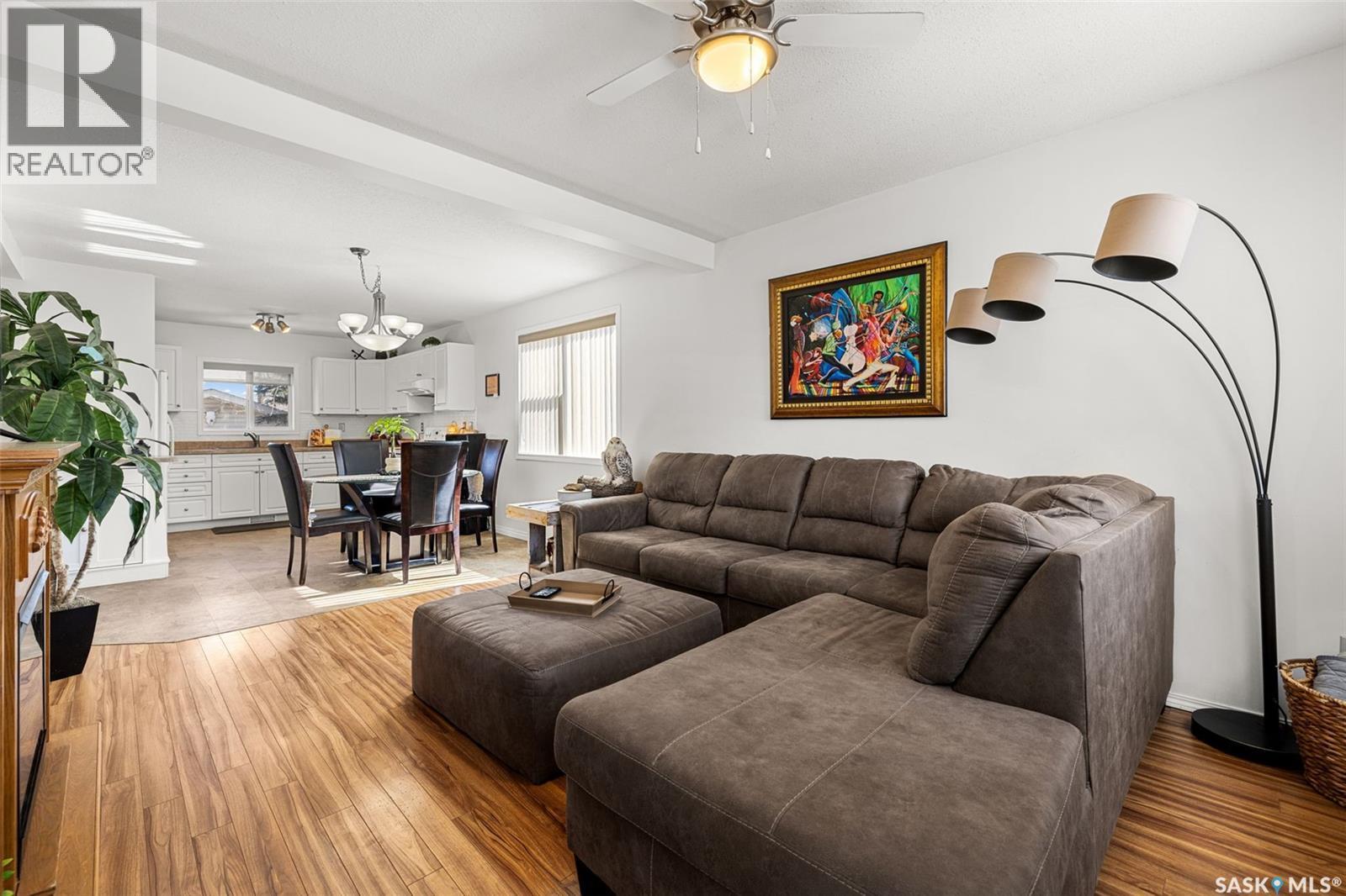 359 4Th Avenue Se, Swift Current, SK - Indoor Photo Showing Living Room