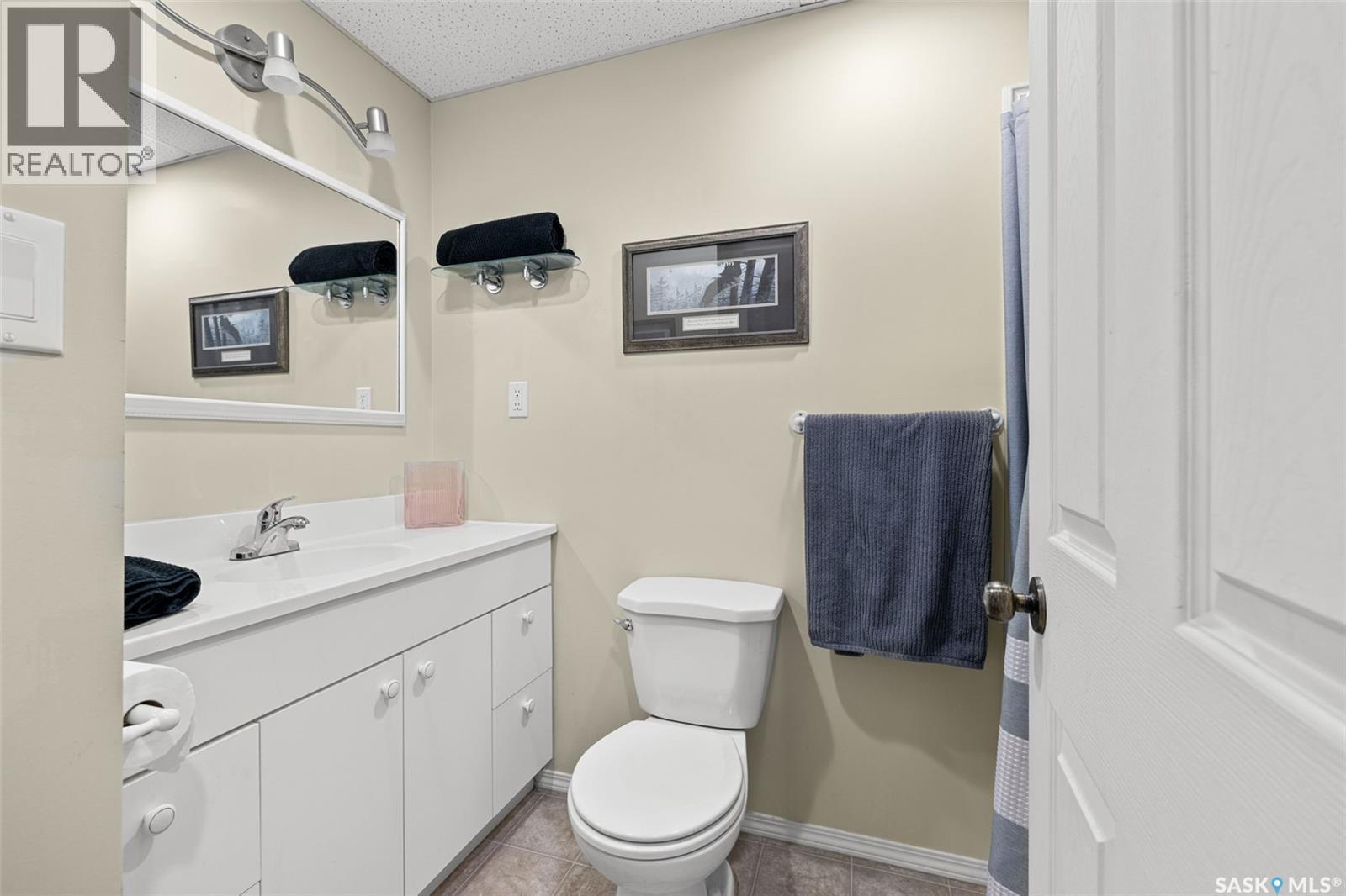 359 4Th Avenue Se, Swift Current, SK - Indoor Photo Showing Bathroom