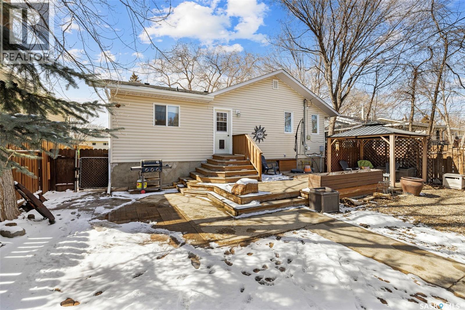 359 4Th Avenue Se, Swift Current, SK - Outdoor