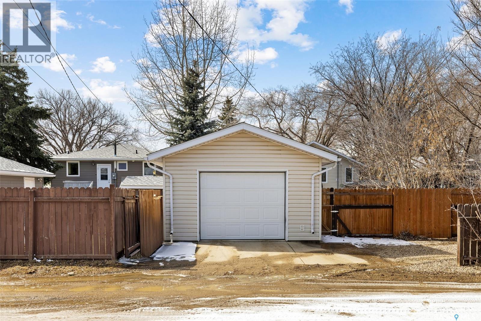 359 4Th Avenue Se, Swift Current, SK - Outdoor