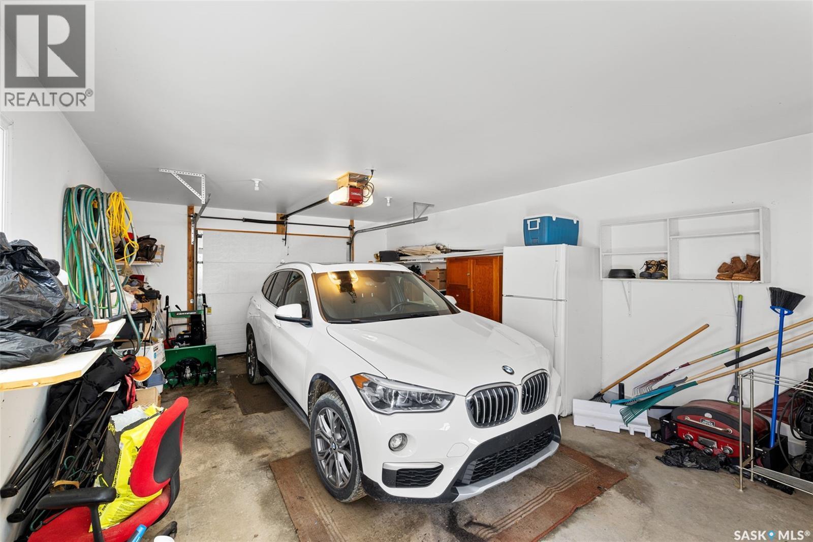 359 4Th Avenue Se, Swift Current, SK - Indoor Photo Showing Garage
