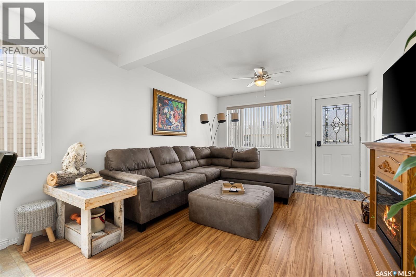 359 4Th Avenue Se, Swift Current, SK - Indoor Photo Showing Living Room