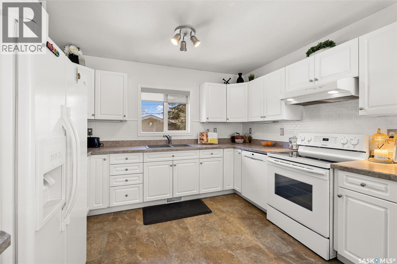 359 4Th Avenue Se, Swift Current, SK - Indoor Photo Showing Kitchen With Double Sink