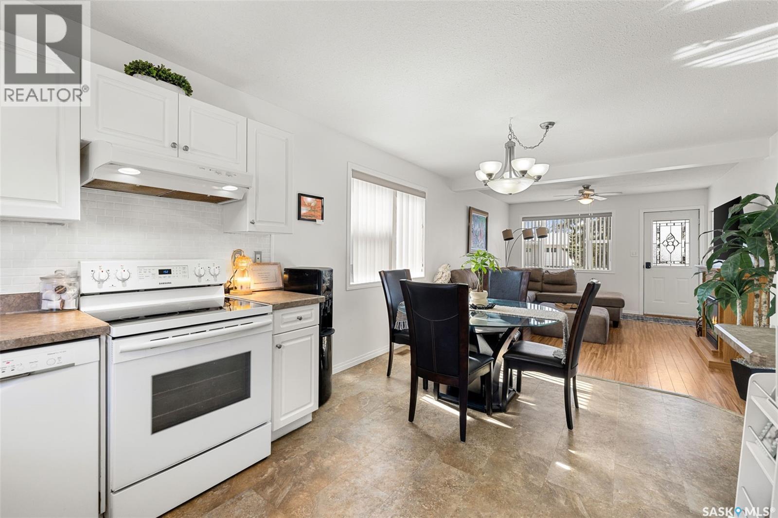 359 4Th Avenue Se, Swift Current, SK - Indoor