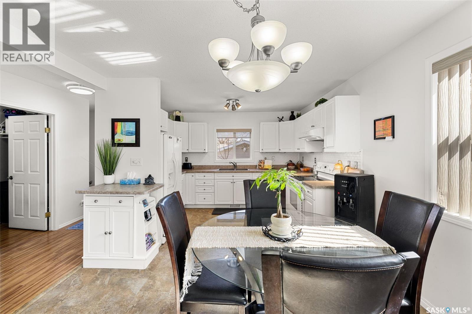 359 4Th Avenue Se, Swift Current, SK - Indoor Photo Showing Dining Room