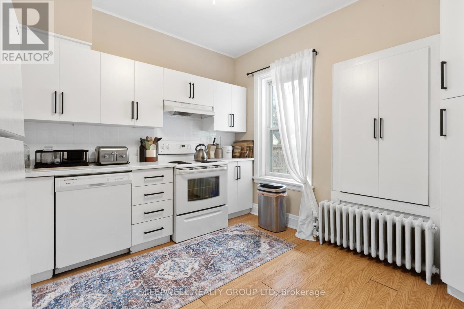 84 Fourth Avenue, Ottawa, ON - Indoor Photo Showing Kitchen