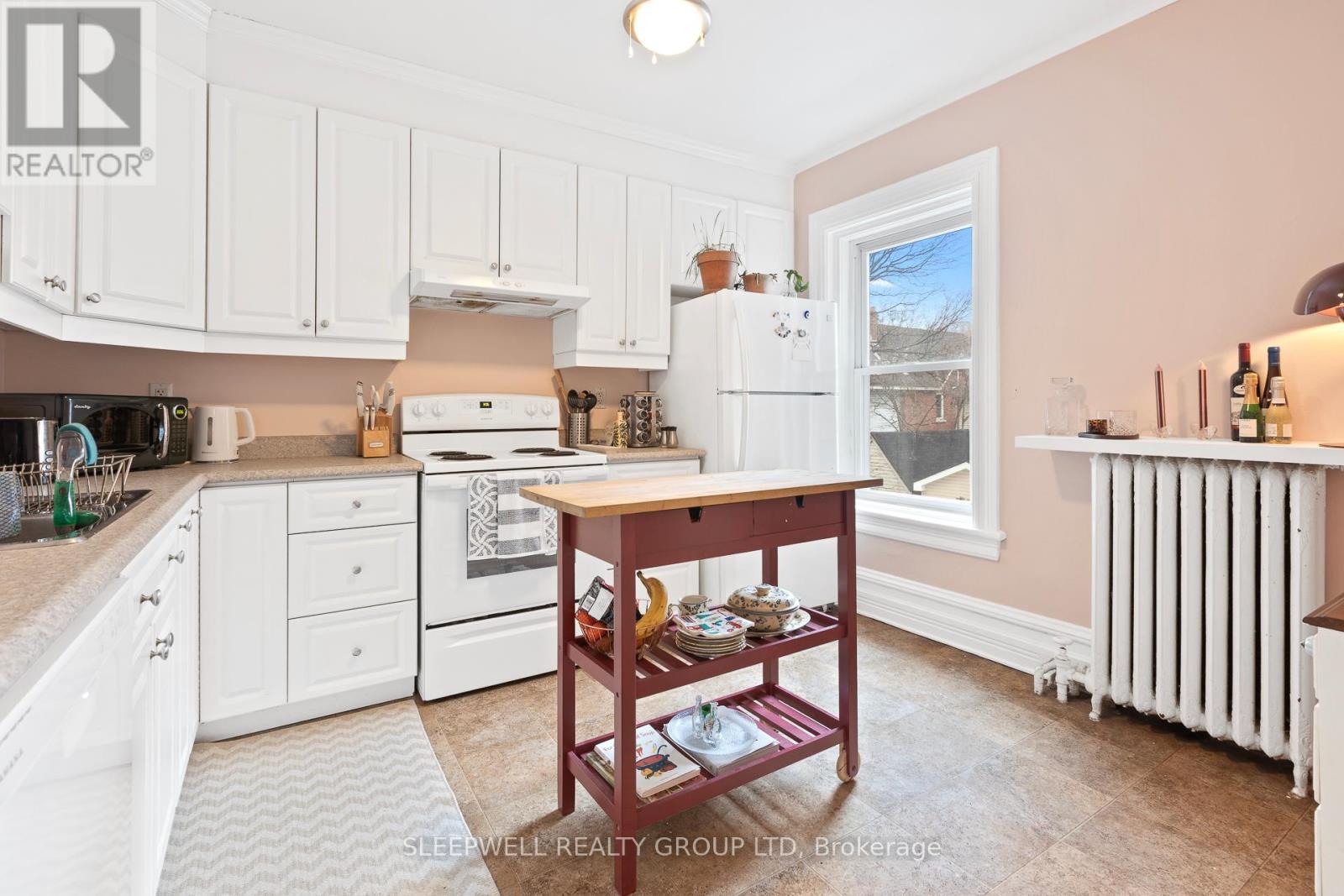 84 Fourth Avenue, Ottawa, ON - Indoor Photo Showing Kitchen