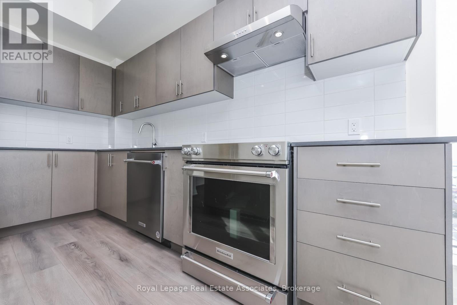 1121 - 8960 Jane Street, Vaughan, ON - Indoor Photo Showing Kitchen