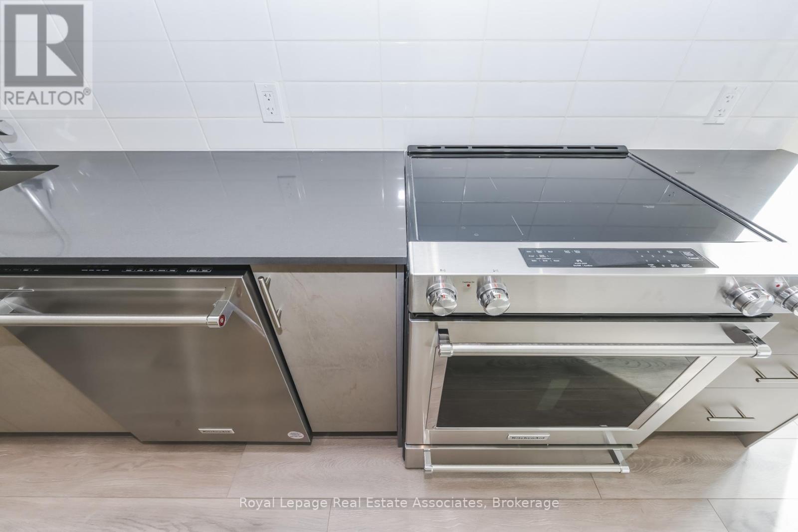 1121 - 8960 Jane Street, Vaughan, ON - Indoor Photo Showing Kitchen