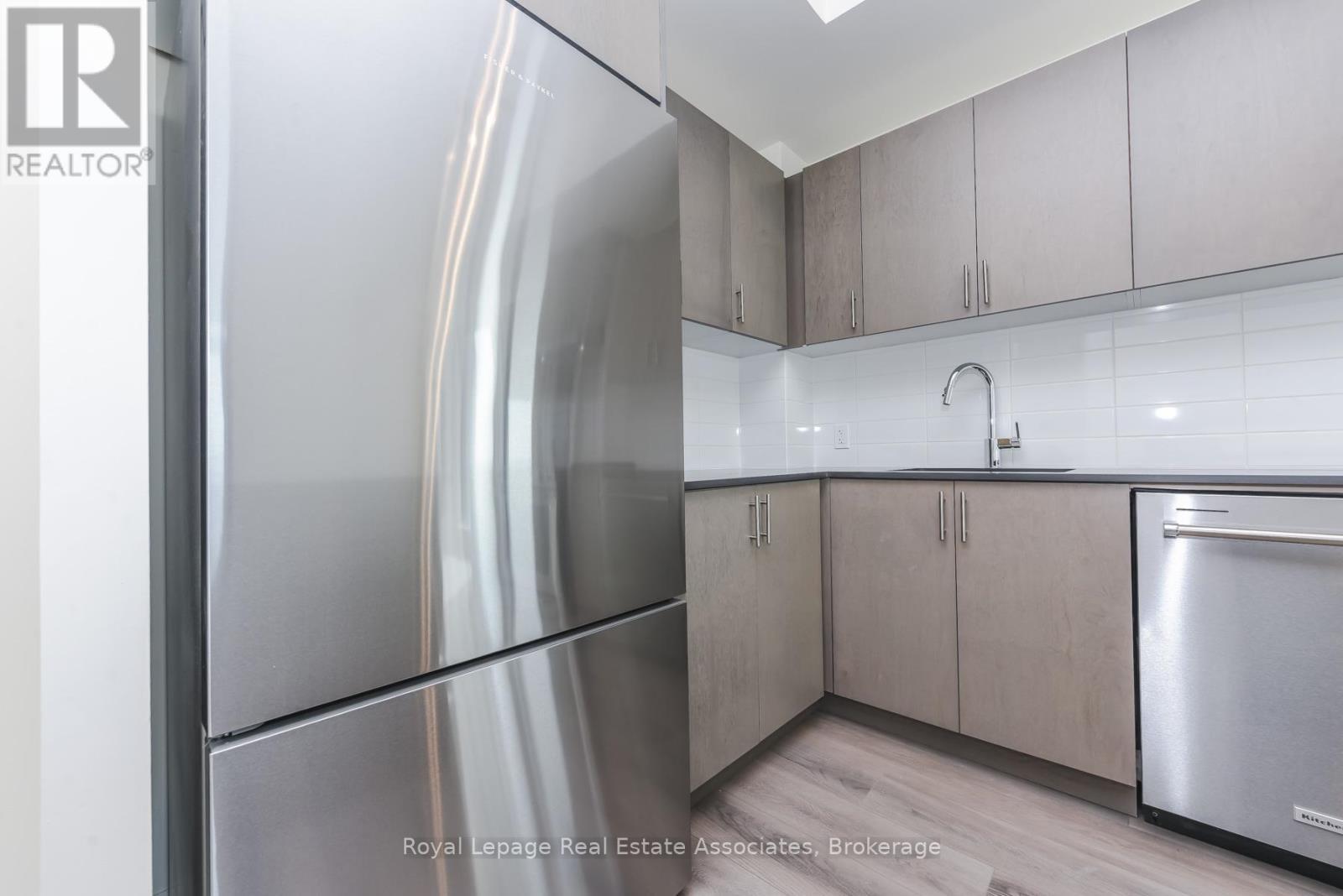1121 - 8960 Jane Street, Vaughan, ON - Indoor Photo Showing Kitchen