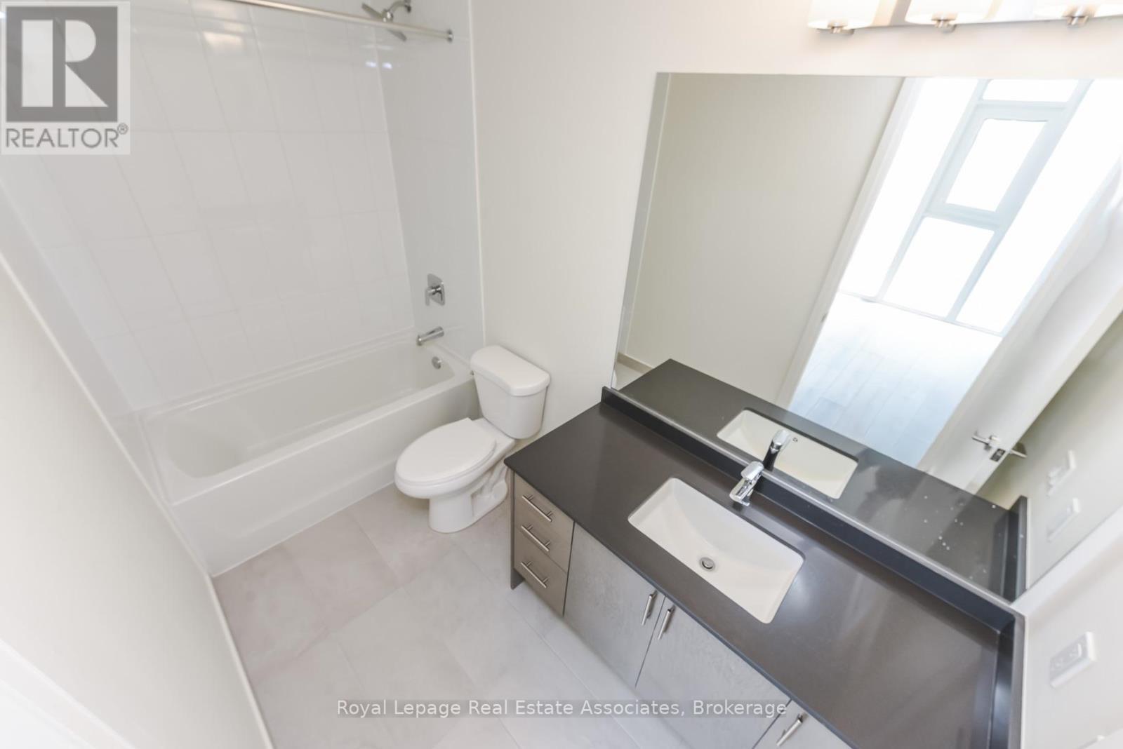 1121 - 8960 Jane Street, Vaughan, ON - Indoor Photo Showing Bathroom