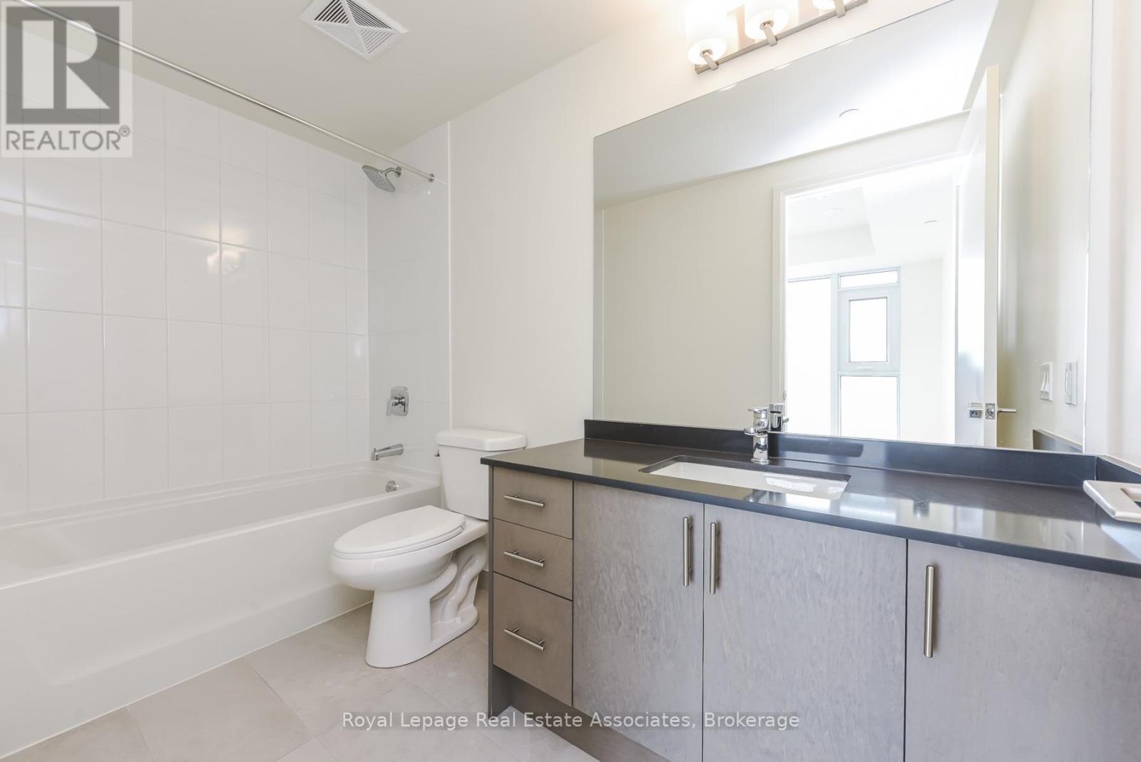 1121 - 8960 Jane Street, Vaughan, ON - Indoor Photo Showing Bathroom