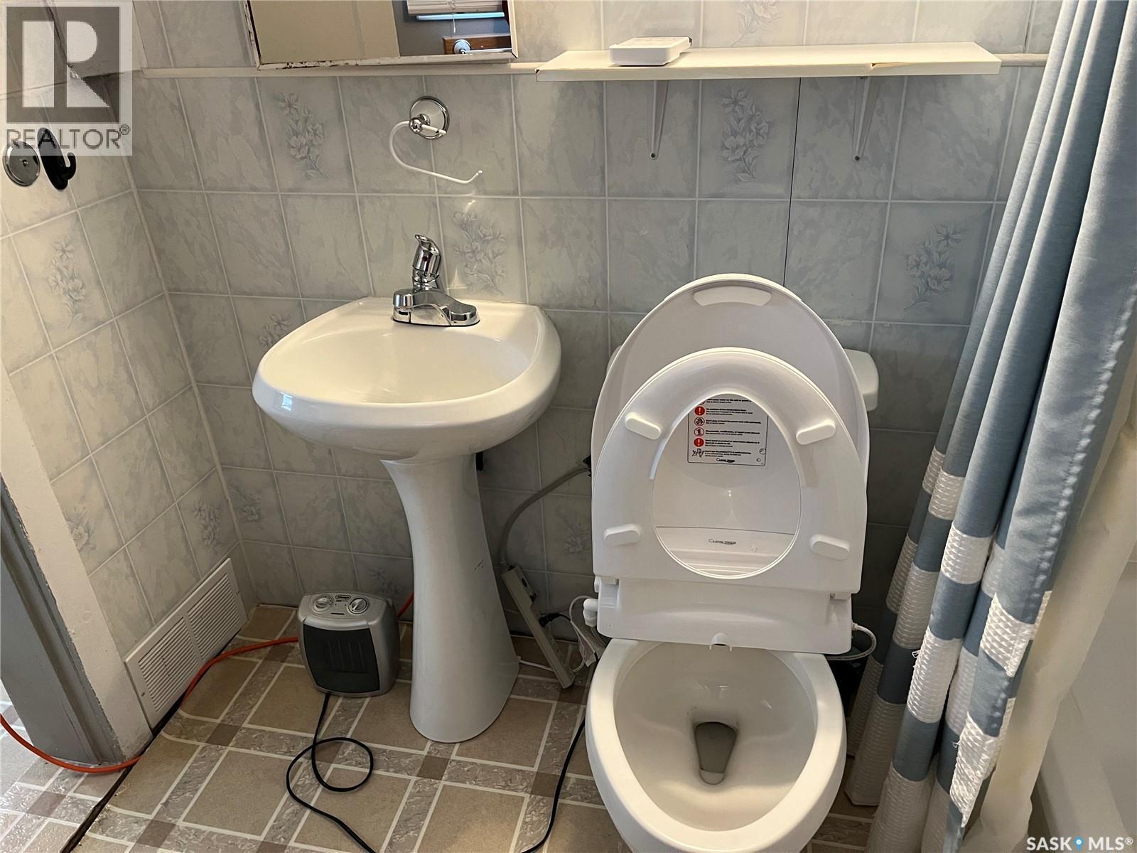 101 2Nd Avenue E, Lafleche, SK - Indoor Photo Showing Bathroom