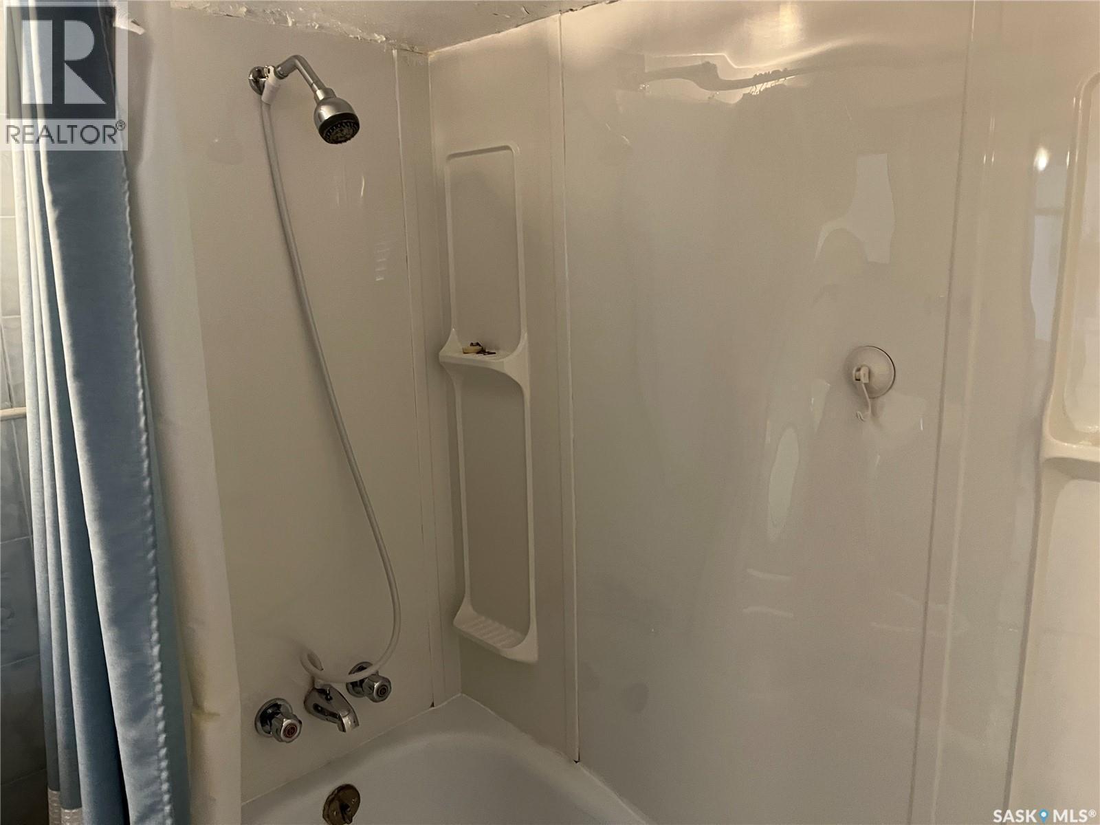 101 2Nd Avenue E, Lafleche, SK - Indoor Photo Showing Bathroom