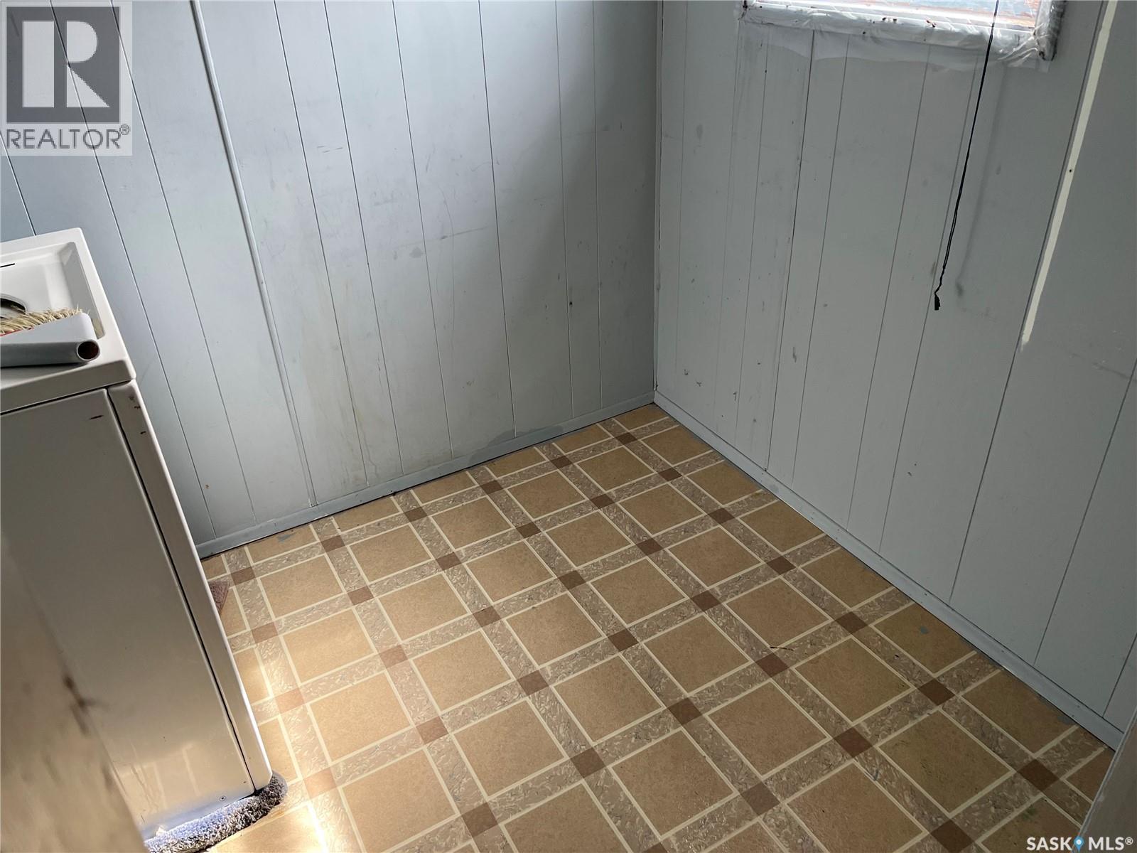 101 2Nd Avenue E, Lafleche, SK - Indoor