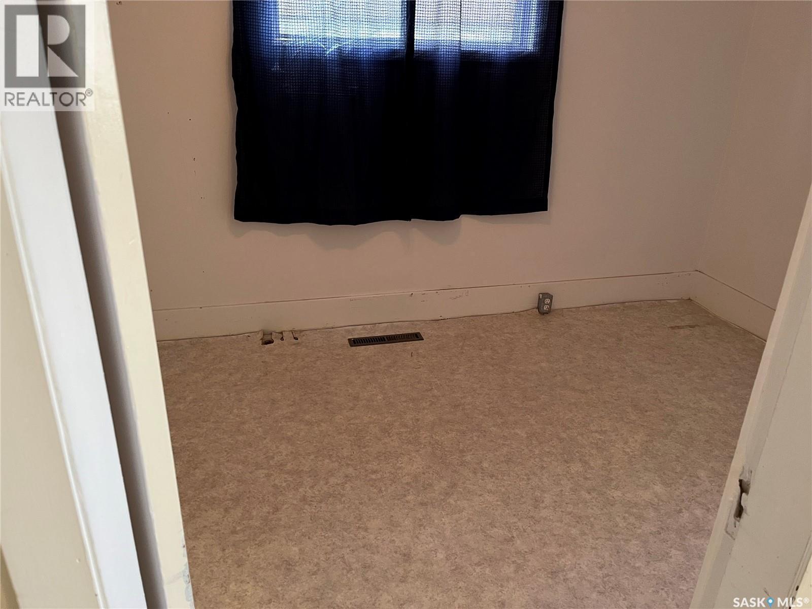 101 2Nd Avenue E, Lafleche, SK - Indoor