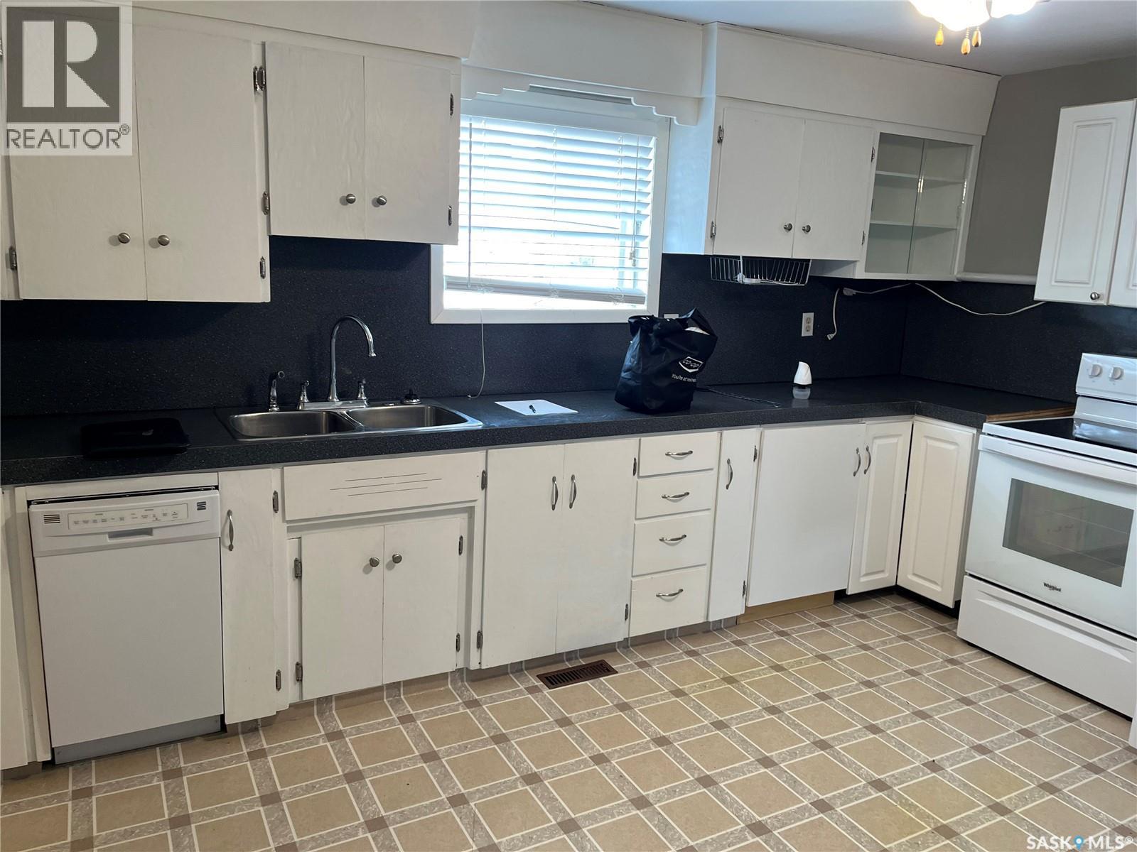101 2Nd Avenue E, Lafleche, SK - Indoor Photo Showing Kitchen With Double Sink