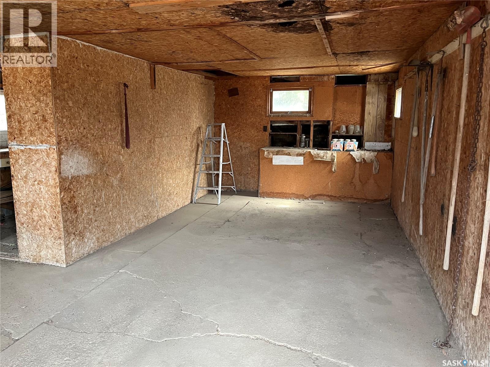 101 2Nd Avenue E, Lafleche, SK - Indoor Photo Showing Garage