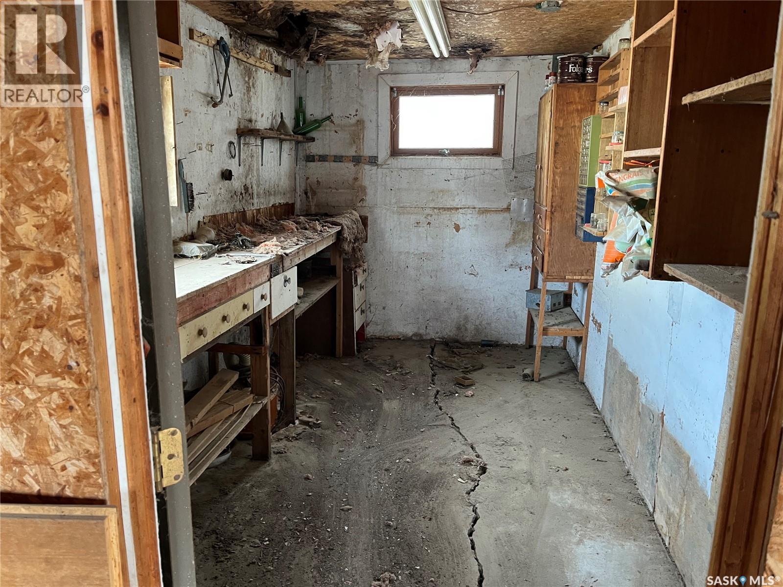 101 2Nd Avenue E, Lafleche, SK - Indoor