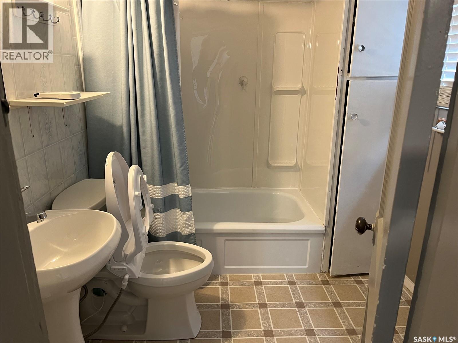 101 2Nd Avenue E, Lafleche, SK - Indoor Photo Showing Bathroom