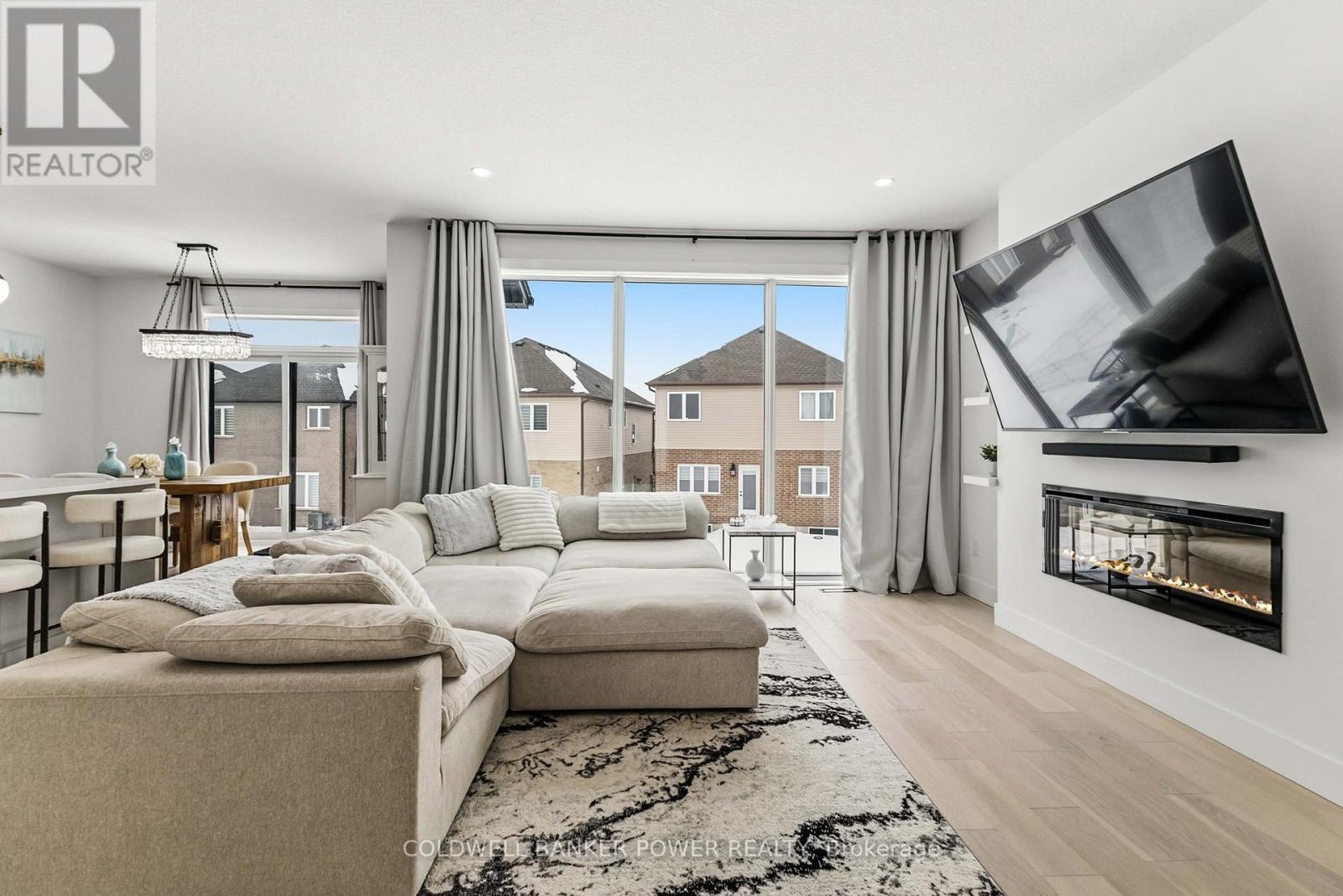 2884 Doyle Drive, London South (South U), ON - Indoor Photo Showing Living Room With Fireplace