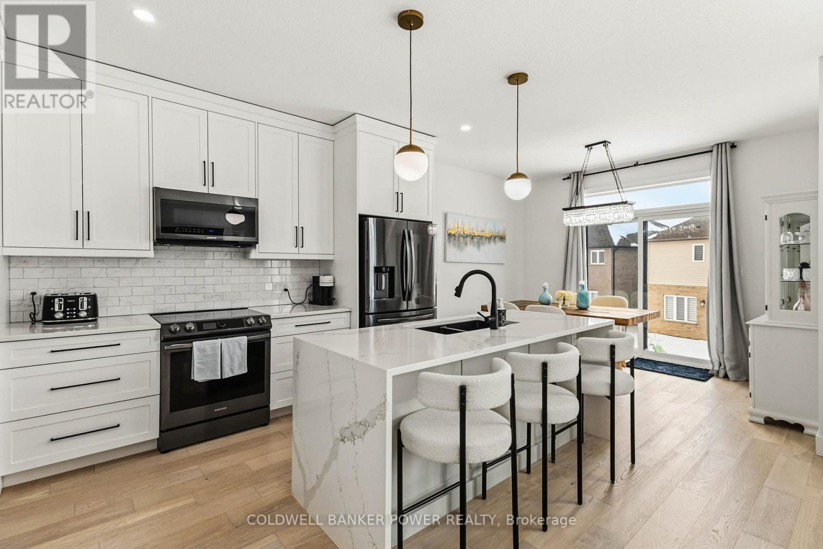 2884 Doyle Drive, London South (South U), ON - Indoor Photo Showing Kitchen With Double Sink With Upgraded Kitchen