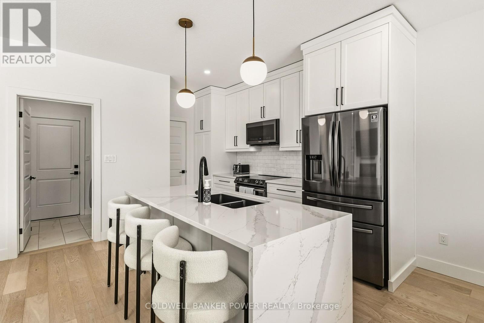 2884 Doyle Drive, London South (South U), ON - Indoor Photo Showing Kitchen With Double Sink With Upgraded Kitchen