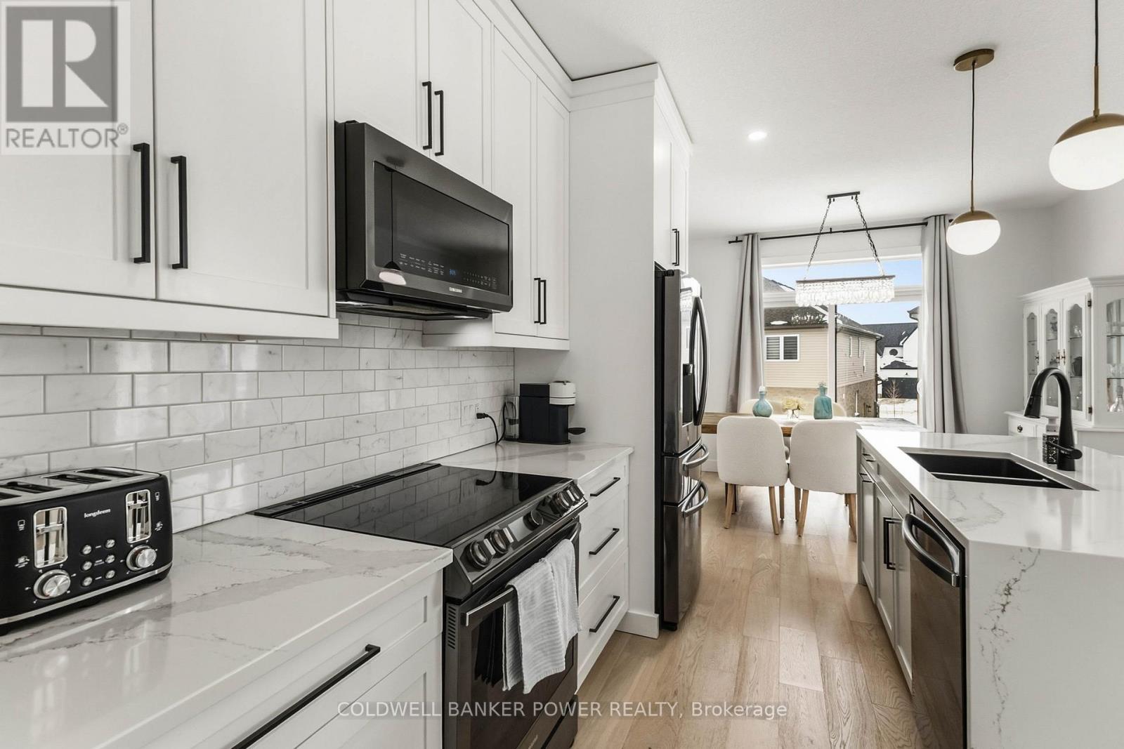 2884 Doyle Drive, London South (South U), ON - Indoor Photo Showing Kitchen With Double Sink With Upgraded Kitchen