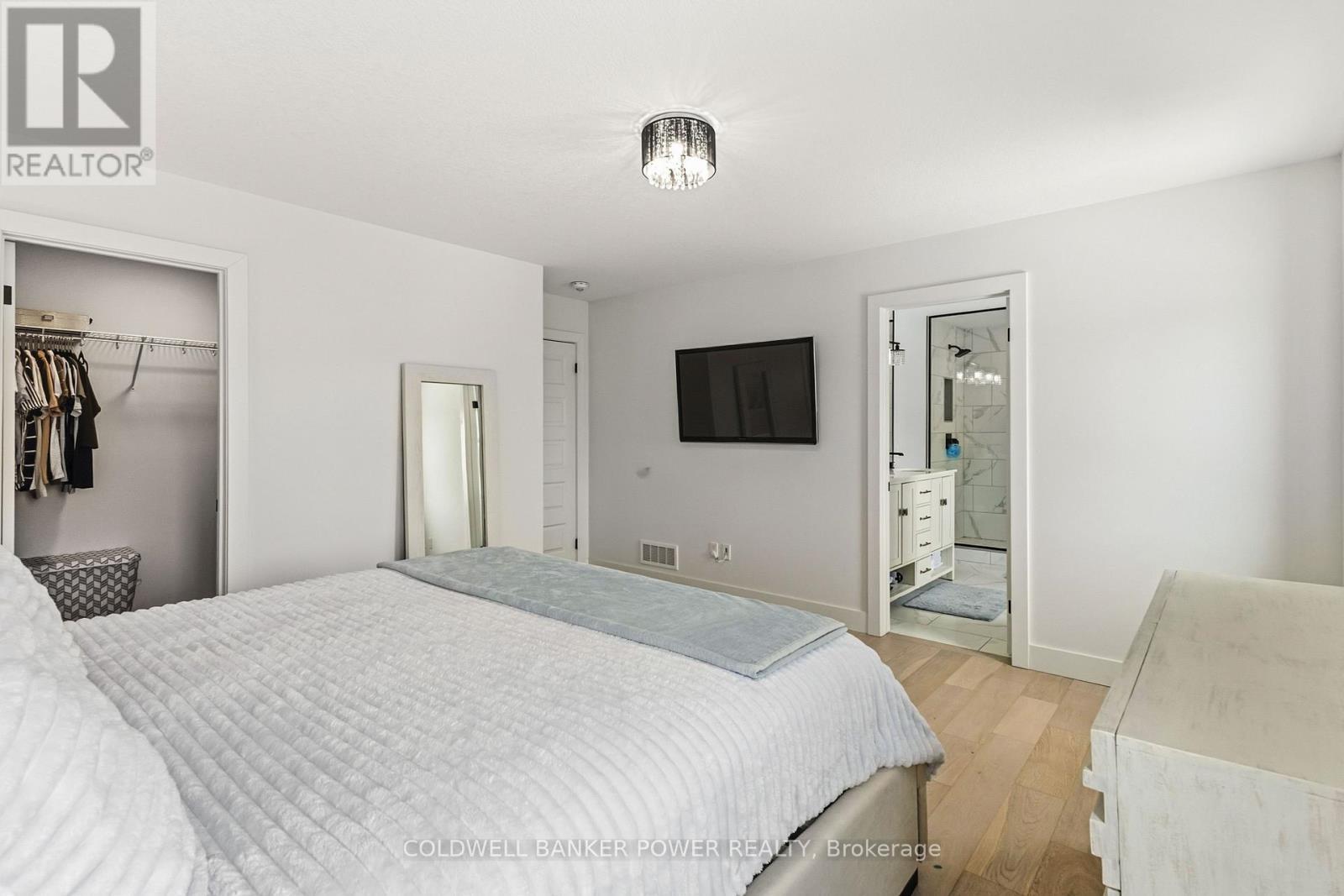 2884 Doyle Drive, London South (South U), ON - Indoor Photo Showing Bedroom