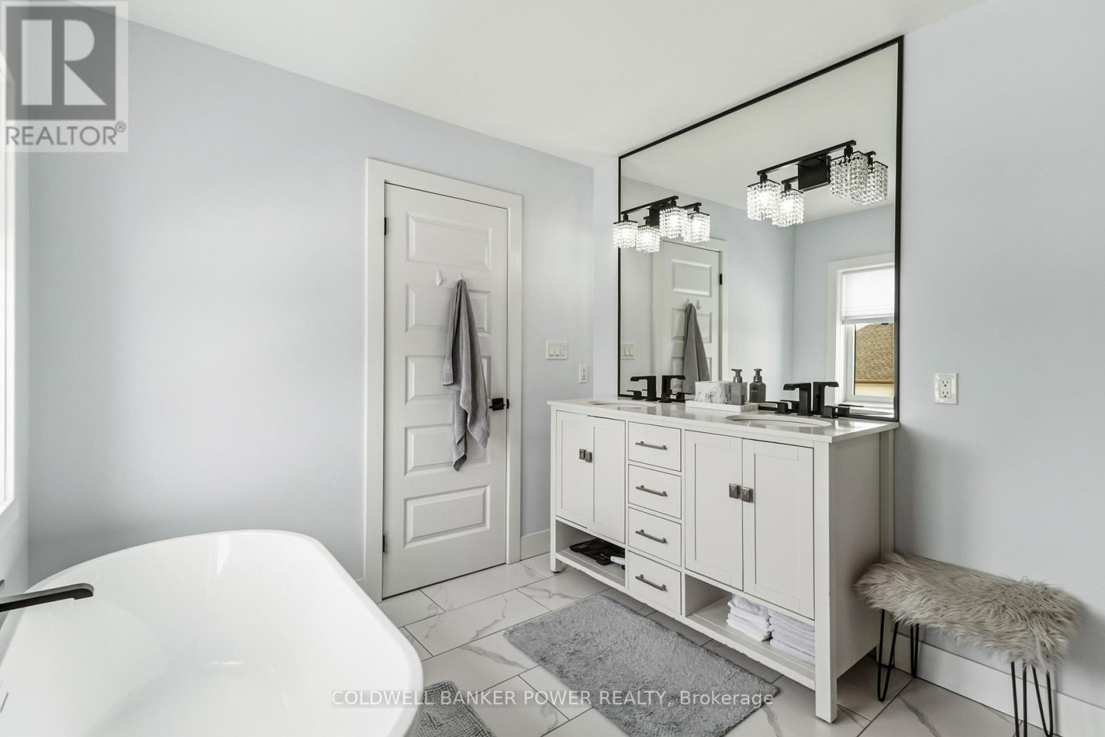 2884 Doyle Drive, London South (South U), ON - Indoor Photo Showing Bathroom