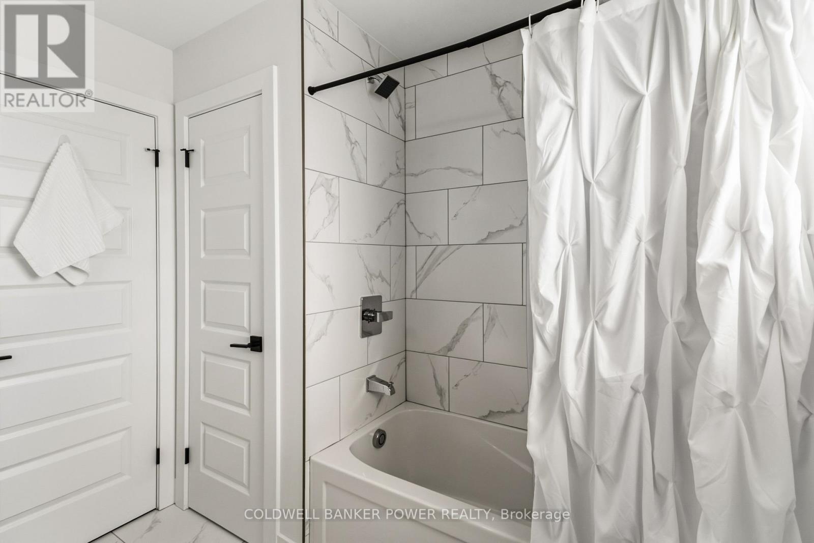 2884 Doyle Drive, London South (South U), ON - Indoor Photo Showing Bathroom