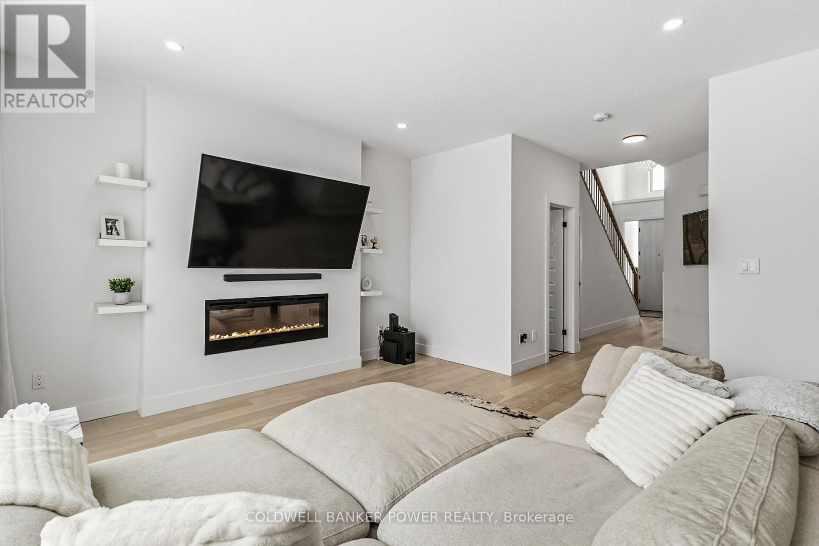 2884 Doyle Drive, London South (South U), ON - Indoor Photo Showing Living Room With Fireplace