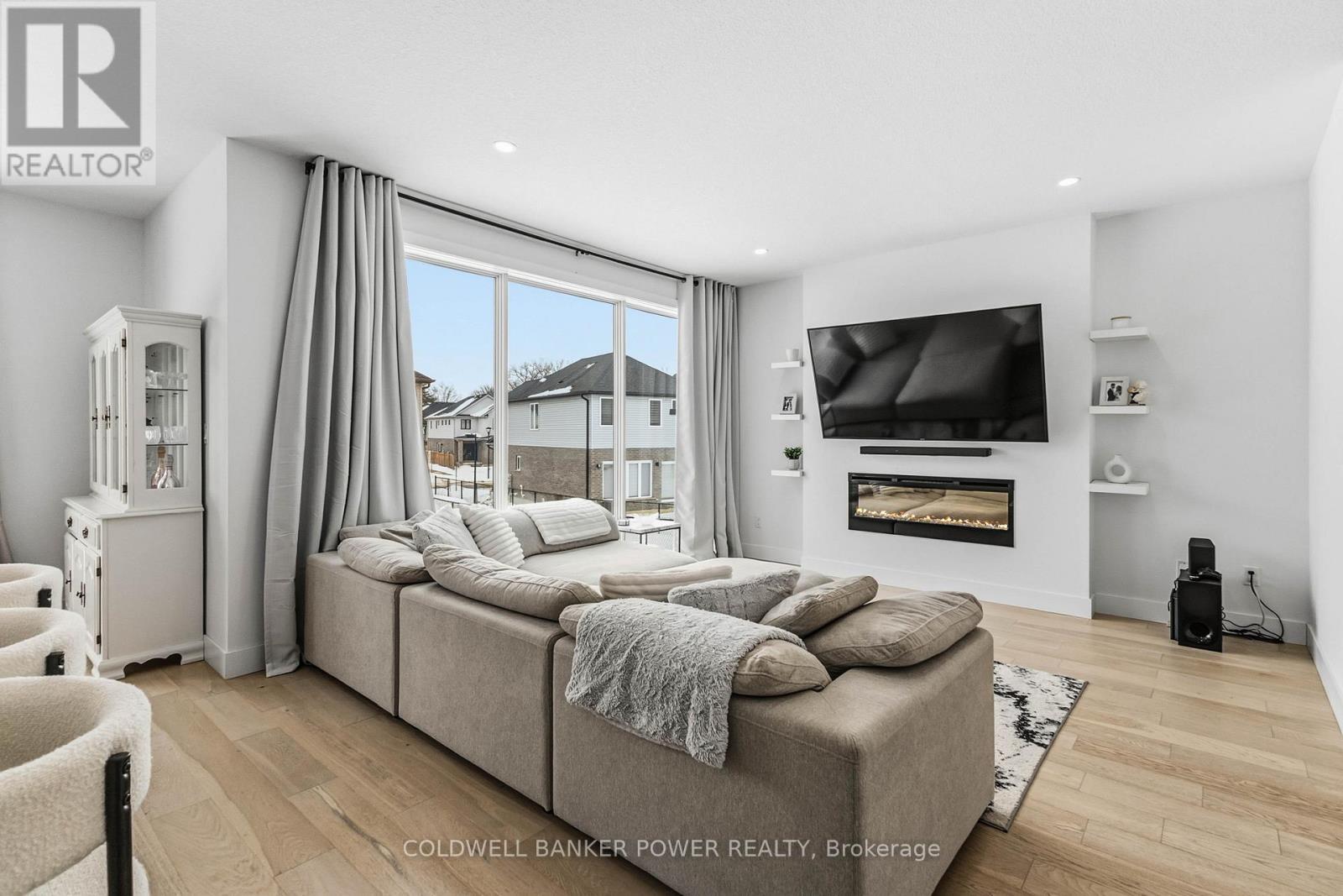 2884 Doyle Drive, London South (South U), ON - Indoor Photo Showing Living Room