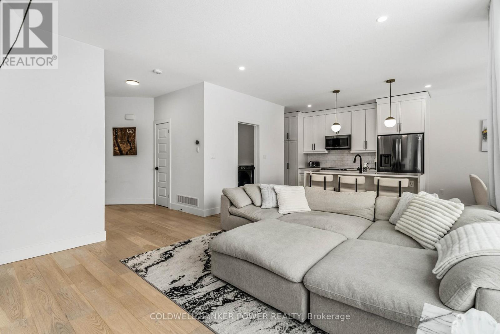 2884 Doyle Drive, London South (South U), ON - Indoor Photo Showing Living Room