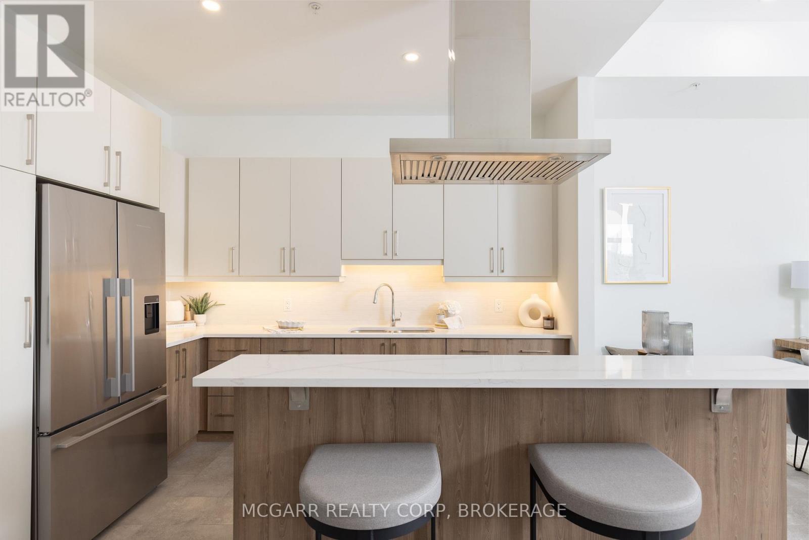 Eating island - 403 - 77 Yates Street, St. Catharines (Downtown), ON - Indoor Photo Showing Kitchen With Double Sink With Upgraded Kitchen