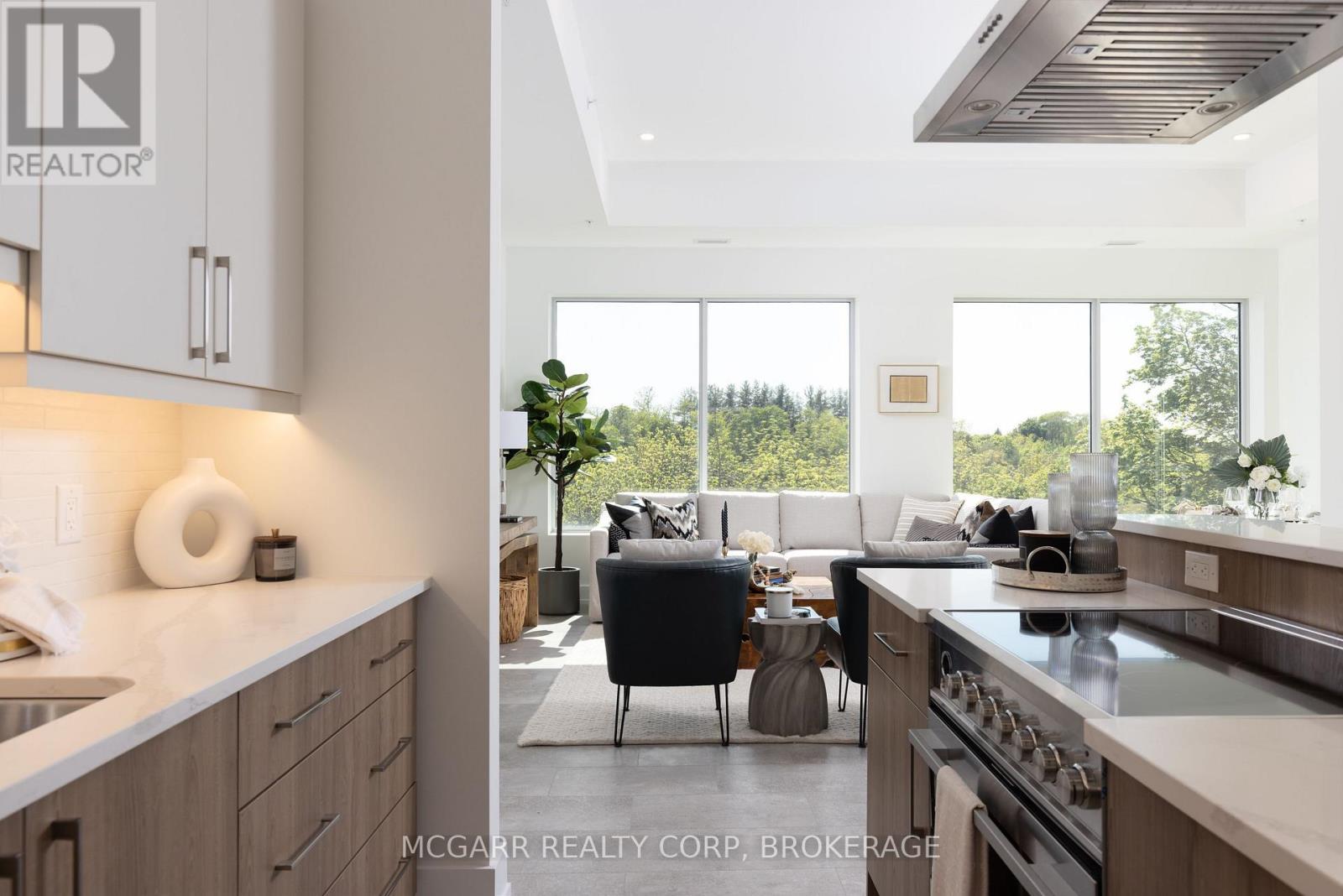 Fisher & Paykel induction stove - 403 - 77 Yates Street, St. Catharines (Downtown), ON - Indoor Photo Showing Kitchen With Upgraded Kitchen