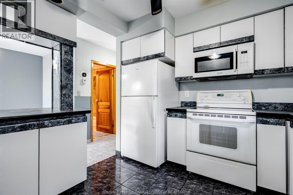 2436 Turner, Windsor, ON - Indoor Photo Showing Kitchen